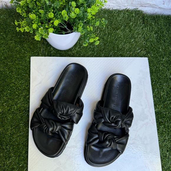 DEAR FRANCES Tye Slide, Black
Soft leather knot slide SIZE 5
US$450 new - Picture 3 of 12